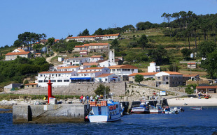 Imaxe que ofrece a Illa de Ons á chegada dos barcos, cos restaurantes como benvida /Flickr: David Tamargo