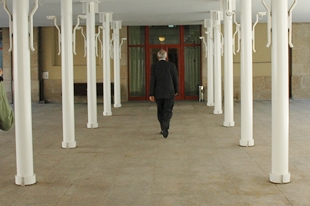 Touriño abandonando o Parlamento, esta cuarta feira, logo de comparecer ante os medios / Foto: F. Arrizado