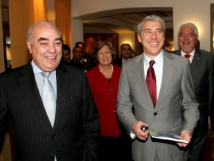 Sócrates, acompañado polo ministro de Obras Públicas, Mário Lino, antes da presentación