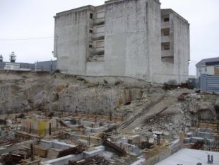 Os alicerces do primeiro edificio que se está a construír na zona (imaxe tirada o verán pasado)