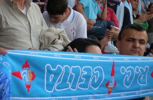 Un afeccionados terma dunha bufanda do Celta, nun partido contra o Getafe / Flickr: alfonsofontan