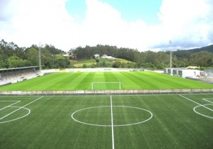 As instalacións (ou non instalacións) nas que adestrou o clube durante anos (leiras, terras), contrastan co bo estado do campo de fútbol de Cerceda