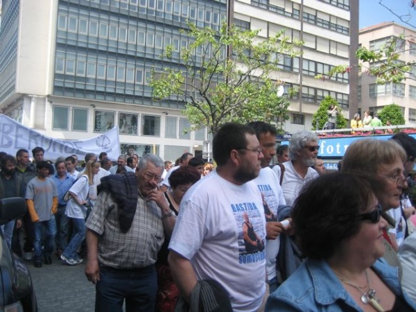 Moitas camisetas co lema "Bastida somos todos"