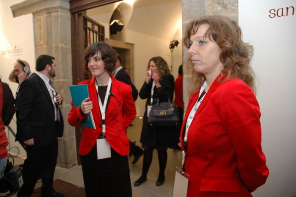 No interior, todo listo e coas cores corporativas do debate